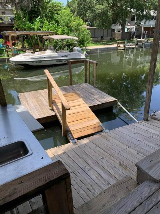 Cozy Vintage Waterfront Home With Fireplace And Kayaks Spring Hill Bagian luar foto