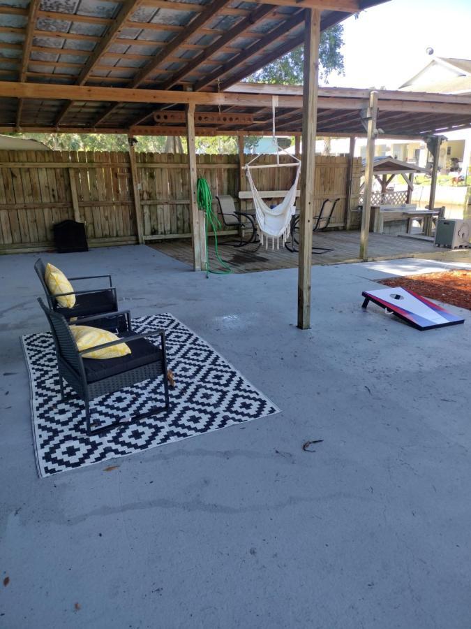 Cozy Vintage Waterfront Home With Fireplace And Kayaks Spring Hill Bagian luar foto