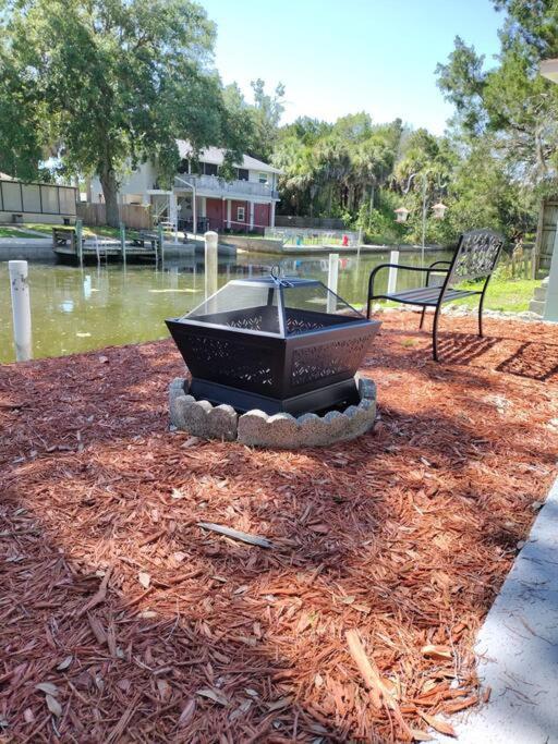 Cozy Vintage Waterfront Home With Fireplace And Kayaks Spring Hill Bagian luar foto