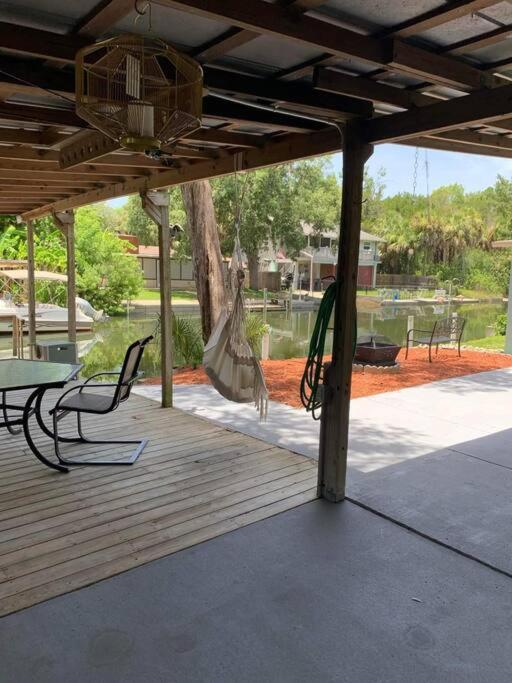 Cozy Vintage Waterfront Home With Fireplace And Kayaks Spring Hill Bagian luar foto