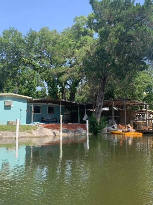 Cozy Vintage Waterfront Home With Fireplace And Kayaks Spring Hill Bagian luar foto