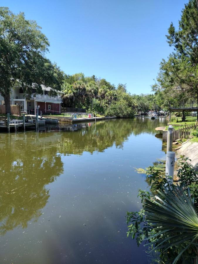Cozy Vintage Waterfront Home With Fireplace And Kayaks Spring Hill Bagian luar foto